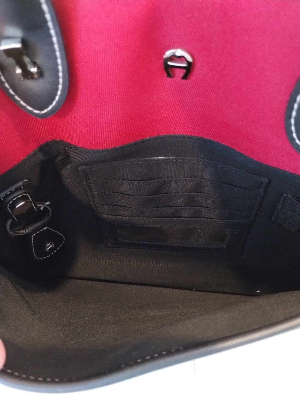 Vintage Etienne Aigner Red and Black Satchel Logo Handbag Great Condition! - Picture 3 of 9